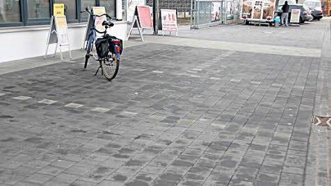 Die Parkplatzmarkierungen an der neuen Poststelle sind bei manchen Witterungsverhältnissen kaum zu erkenne. Fotos: Andreas Lösch