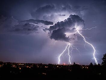 Nach der Hitze kommen Gewitter. Das erwartet Teile Frankens am Donnerstag. Symbolfoto: Floroan Gaertner, dpa