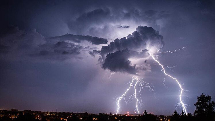 Nach der Hitze kommen Gewitter. Das erwartet Teile Frankens am Donnerstag. Symbolfoto: Floroan Gaertner, dpa