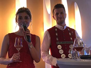 Die beiden Botschafter des Landkreises Haßberge für Wein und Bier führten durch den kulinarischen Genussabend im Festsaal des Schlosses Oberschwappach: Abt-Degen-Weinprinzessin Elisabeth Goger und Bierprinz Sebastian Gocker.  Fotos: Monika Göhr