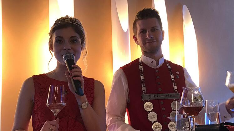 Die beiden Botschafter des Landkreises Haßberge für Wein und Bier führten durch den kulinarischen Genussabend im Festsaal des Schlosses Oberschwappach: Abt-Degen-Weinprinzessin Elisabeth Goger und Bierprinz Sebastian Gocker.  Fotos: Monika Göhr