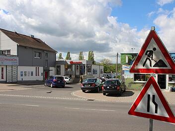 Hier wird bald gebaut. Die Firma Mandrops (links), die auch die Postfiliale beherbergt, will ihre Geschäftsräume und ihr Sortiment deutlich erweitern. Der zweigeschossige Bau soll bis zur Firma Zoo-Schlager (Gebäude rechts) reichen. Foto: Eckehard Kiesewetter