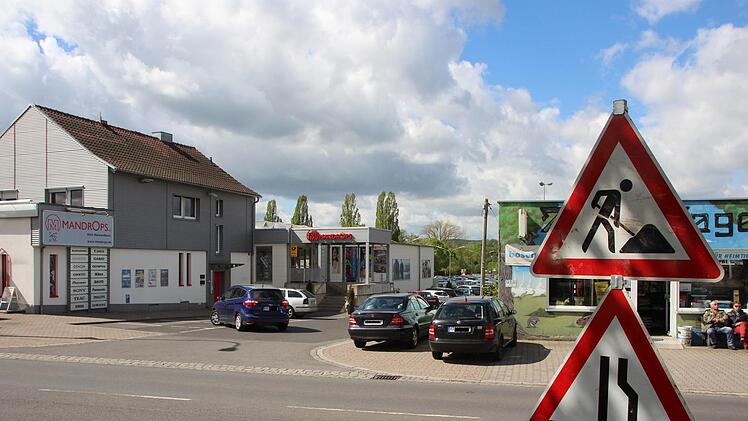 Hier wird bald gebaut. Die Firma Mandrops (links), die auch die Postfiliale beherbergt, will ihre Geschäftsräume und ihr Sortiment deutlich erweitern. Der zweigeschossige Bau soll bis zur Firma Zoo-Schlager (Gebäude rechts) reichen. Foto: Eckehard Kiesewetter