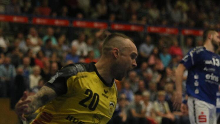 Florian Billek weiß selbst am besten, wie Tore gefeiert werden. Der Coburger Rechtsaußen war der erste, der Eric Meinhardt zu seinem 2000. Treffer für den EHV Aue gratulierte. Foto: CT-Archiv