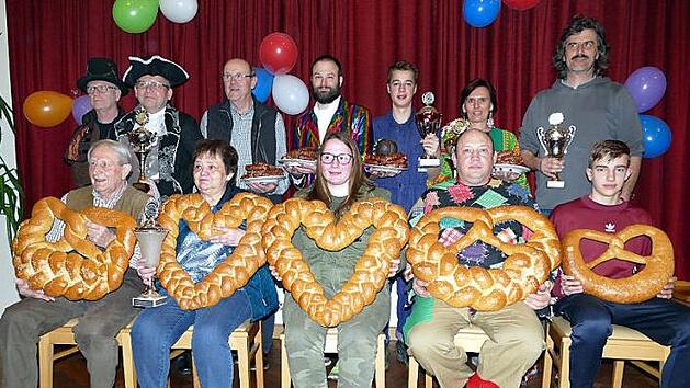 Die Preisgewinner (hinten von links): Vorsitzender Klaus Bartosch, Markus Engwicht, Josef Weisel, Benedikt Bartosch, Bj&ouml;rn Klupp, Susanne Gebhardt, Harald Klinger; (vorne von links): Ludwig St&ouml;hr, Angelika Werther, Franziska Kaul, Gerhard Kaul, Samuel Gebhard  Foto: Christian Weisel