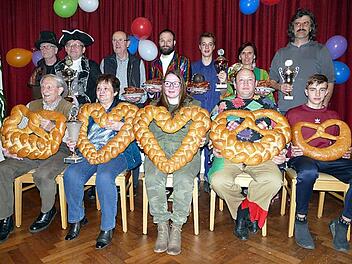 Die Preisgewinner (hinten von links): Vorsitzender Klaus Bartosch, Markus Engwicht, Josef Weisel, Benedikt Bartosch, Bj&ouml;rn Klupp, Susanne Gebhardt, Harald Klinger; (vorne von links): Ludwig St&ouml;hr, Angelika Werther, Franziska Kaul, Gerhard Kaul, Samuel Gebhard  Foto: Christian Weisel