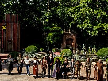 "Robin Hood": Reichlich Applaus gab es für die Darstellerschar und das Produktionsteam um Regisseur Holger Seitz nahc der rundum gelungenen Premiere bei den Coburger Sommerfestspielen im Hofgarten.Foto: Jochen Berger