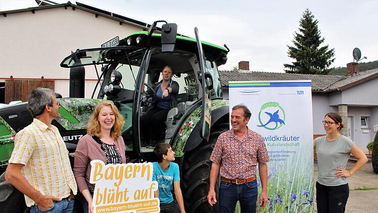 Schleppertour im Landkreis. (von links) . Georg Scheuring, Jasmin Fidyha, Nils Thomas Eva Rüger, Edgar Thomas und Marion Lang. Foto: Werner Vogel