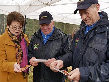 von rechts: Dieter Müller und sein späterer Nachfolger als  Wehrleiter von Mürschnitz, Hans Schindhelm, zeigen Neustadts  Zweiter Bürgermeisterin Elke Protzmann die Fotos von der Grenzöffnung mit der   reinsten "Völkerwanderung" am Tag der Grenzöffnung damals zwischen beiden  Ortschaften.  Foto: Manja von Nida