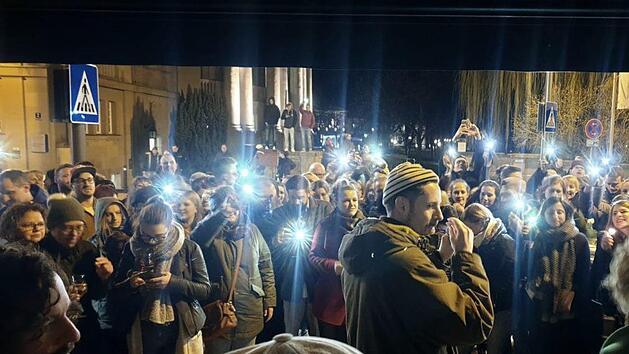 Im Regentenbau durfte Max Herre wegen des Corona-Virus nicht spielen, also spielte er im Freien. Den Fans gef&auml;llts. Johannes Piehler