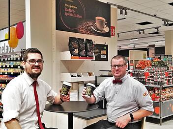 Filialgeschäftsführer Johannes Hüfner (links) und Stellvertreter Kurt Schreiner gönnen sich kurz vor der Wiedereröffnung einen Bio-Kaffee an der neuen Kaffee-Station.