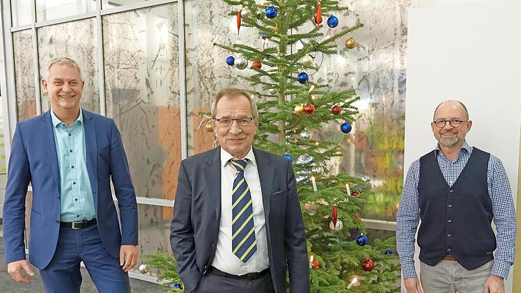 Unser Bild zeigt (von links) Frank Dünisch, Dr. Gerd Sachs und Frank Firsching am Rande der AOK-Beiratssitzung zum Ende des Jahres 2021.