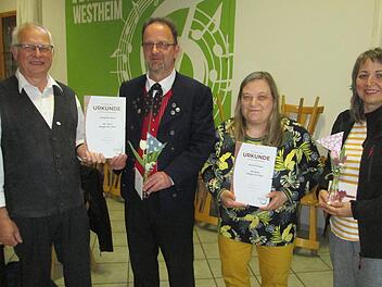 Sängergruppen-Vizevorsitzender Elmar Brehm (l.) würdigte die Jubilare des MGV Westheim (v. l.) Vorsitzender Wolfgang Hefner und Manuela Manger für vier Jahrzehnte und Andrea Grom-Abelshauser für zehn Jahre mit der Ehrennadel und Urkunde.
