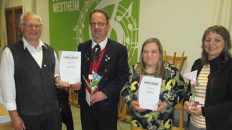 Sängergruppen-Vizevorsitzender Elmar Brehm (l.) würdigte die Jubilare des MGV Westheim (v. l.) Vorsitzender Wolfgang Hefner und Manuela Manger für vier Jahrzehnte und Andrea Grom-Abelshauser für zehn Jahre mit der Ehrennadel und Urkunde.
