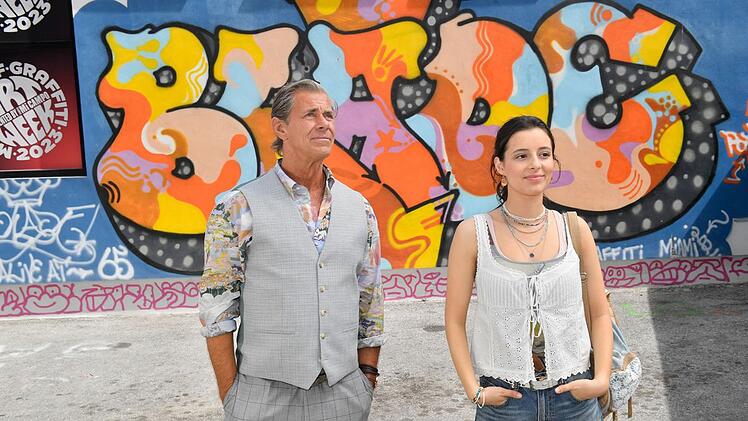 Wie soll Oliver Engelhardt (Sven Martinek) seiner Tochter Lena Grimm (Mia Kasalo), die ihn unverhofft besucht, erklären, dass sie nicht bei ihm wohnen kann?