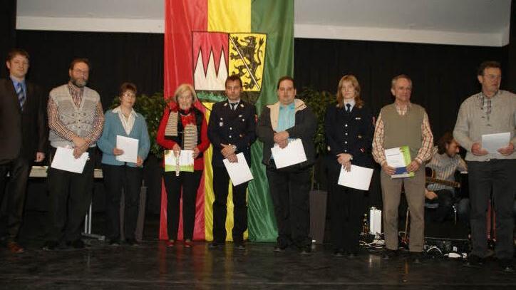 In der Jugendfeuerwehr, beim Kreisjugendring, im CVJM, als Sport-Übungsleiter und bei den Pfadfindern engagieren sich diese Frauen und Männer im Landkreis. Gewürdigt wurden sie vom Vorsitzenden des Kreisjugendrings Daniel Fischer (links). Foto: sw