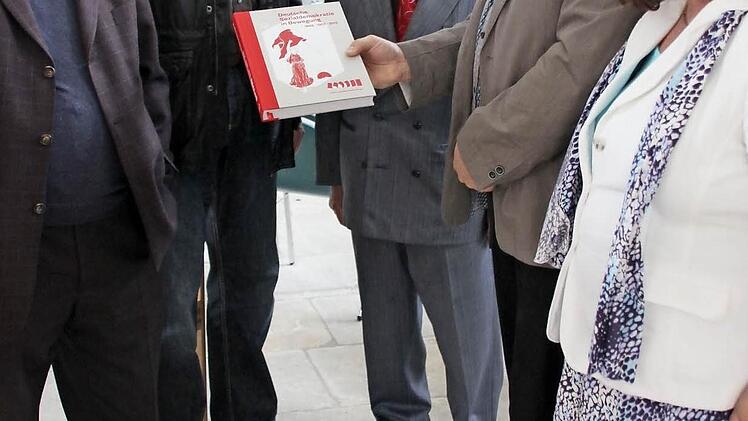 Bick in die eigene Geschichte: Zum 150-jährigen Bestehen der SPD hat der Eberner Ortsverein eine Ausstellung der Friedrich-Ebert-Stiftung ins Ossarium geholt, aber auch eigene Exponate beigesteuert. Bislang unbekanntes Archivmaterial hat Ludwig Leisentritt (74) ausgegraben. Unser Bild zeigt ihn mit weiteren "Urgesteinen", Paul Hümmer, Heiner Schneier (86), Jürgen Hennemann und Ortsvorsitzender Brunhilde Giegold (im Bild von links).  Foto: Ralf Kestel