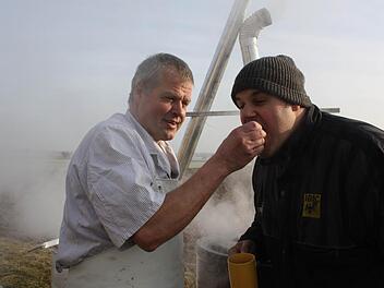 Matthias Heidel verteilte direkt aus dem Kessel Kostproben an die Gäste. Foto: Sonja Werner