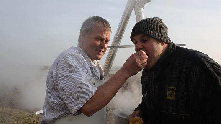 Matthias Heidel verteilte direkt aus dem Kessel Kostproben an die Gäste. Foto: Sonja Werner