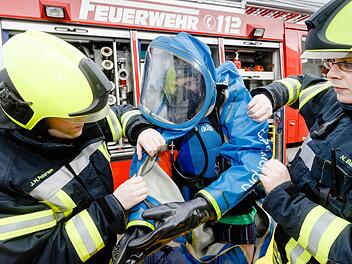 Ihnen vertrauen wir: Mitglieder der Freiwilligen Feuerwehr bei einer Übung. Symbolbild: Markus Scholz/dpa
