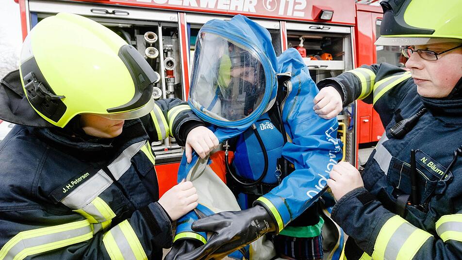 Ihnen vertrauen wir: Mitglieder der Freiwilligen Feuerwehr bei einer Übung. Symbolbild: Markus Scholz/dpa