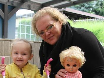 Silvia Rösch und ihre Tochter Adriana bangen seit einem Jahr und drei Monaten um Ehemann und Papa: Denn er ist Iraker, wollte nur ein paar Formalitäten erledigen - und kam wegen des Kriegsausbruchs nicht mehr aus seinem Heimatland heraus. Foto: Sonja Adam