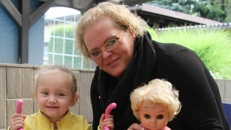 Silvia Rösch und ihre Tochter Adriana bangen seit einem Jahr und drei Monaten um Ehemann und Papa: Denn er ist Iraker, wollte nur ein paar Formalitäten erledigen - und kam wegen des Kriegsausbruchs nicht mehr aus seinem Heimatland heraus. Foto: Sonja Adam