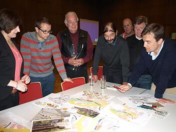 Zahlreiche neue Ideen konnten anhand der Skizzen für den "neuen Marktplatz" erarbeitet werden. Bürgermeister Jens Korn (re) diskutiert mit Nadja Christmann (li) und Gunter Schramm (4. v. li.) sowie interessierten Bürgern. Foto: Susanne Deuerling
