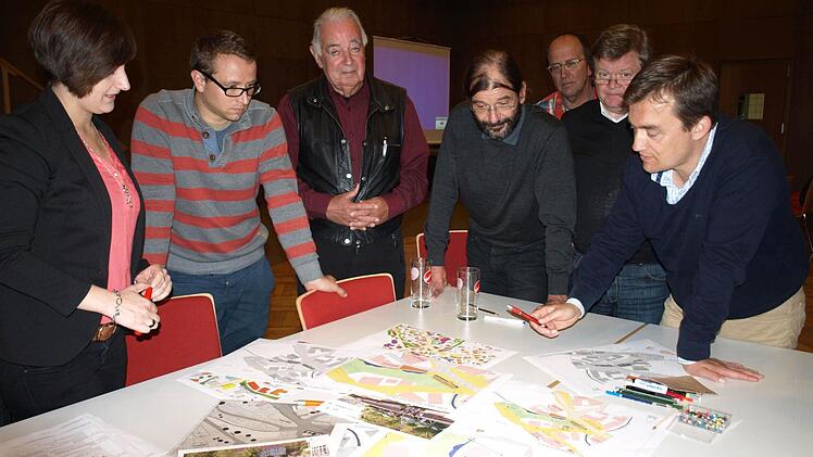 Zahlreiche neue Ideen konnten anhand der Skizzen für den "neuen Marktplatz" erarbeitet werden. Bürgermeister Jens Korn (re) diskutiert mit Nadja Christmann (li) und Gunter Schramm (4. v. li.) sowie interessierten Bürgern. Foto: Susanne Deuerling