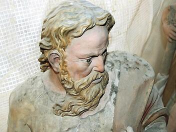 Auf der Schulter dieser Epitaph-Figur ist rechts erkennbar, wie stark die Verschmutzung ist. Foto: Helke Renner