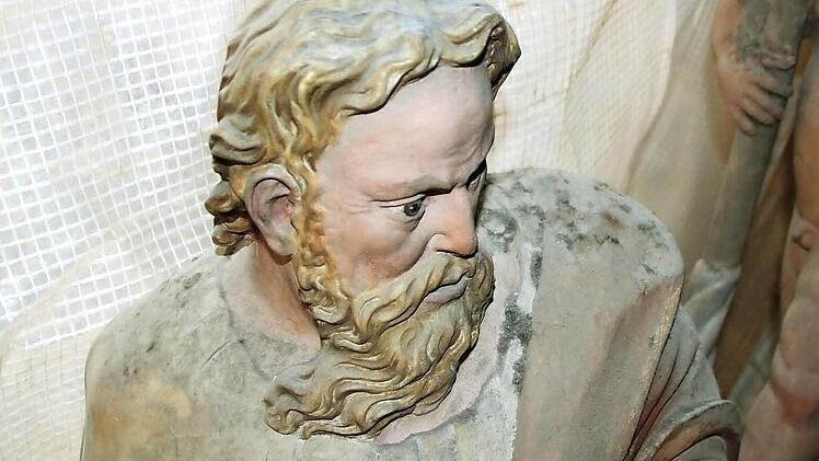 Auf der Schulter dieser Epitaph-Figur ist rechts erkennbar, wie stark die Verschmutzung ist. Foto: Helke Renner
