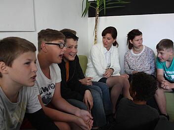 Sozialpädagogin Elena Tiefenbach ist für die Jugendsozialarbeit in der Saaletal-Schule und der Berufsschule zuständig. Sie hat immer ein offenes Ohr für ihre Schüler.  Foto: Robert Huger