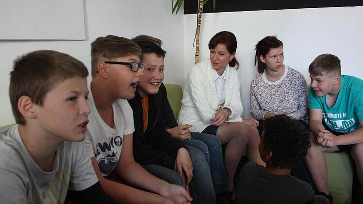 Sozialpädagogin Elena Tiefenbach ist für die Jugendsozialarbeit in der Saaletal-Schule und der Berufsschule zuständig. Sie hat immer ein offenes Ohr für ihre Schüler.  Foto: Robert Huger