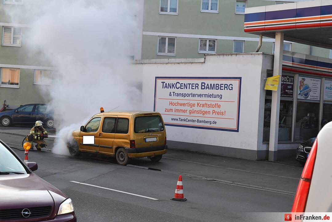 Auto fängt Feuer an Tankstelle in Bamberg