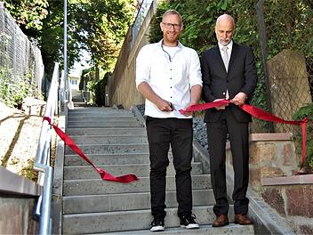 Marcel Zimmermann (von links) vom städtischen Tiefbauamt und Oberbürgermeister Kay Blankenburg gaben am Freitag die Treppe an der Salinenstraße offiziell wieder frei.  Foto: Sigismund von Dobschütz