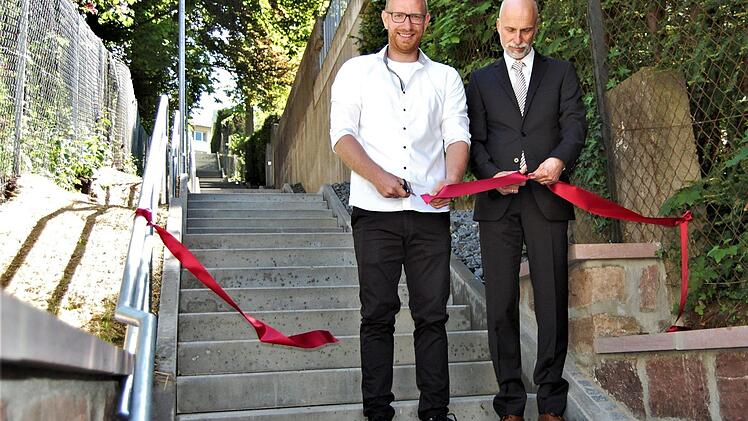 Marcel Zimmermann (von links) vom städtischen Tiefbauamt und Oberbürgermeister Kay Blankenburg gaben am Freitag die Treppe an der Salinenstraße offiziell wieder frei.  Foto: Sigismund von Dobschütz