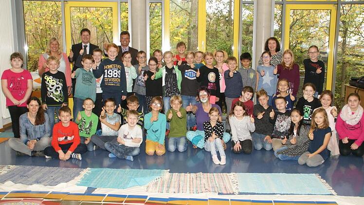 Dank eines Gewinns in einem Preisausschreiben spendierte die Bayernwerk AG der dritten und vierten Klasse der Grundschule Oberaurach zwei ganz besondere Schulstunden mit dem Umweltclown Ines Hansen. Unser Bild zeigt die Kinder mit ihren Lehrerinnen, den Vertretern des Bayernwerks und der Gemeinde.