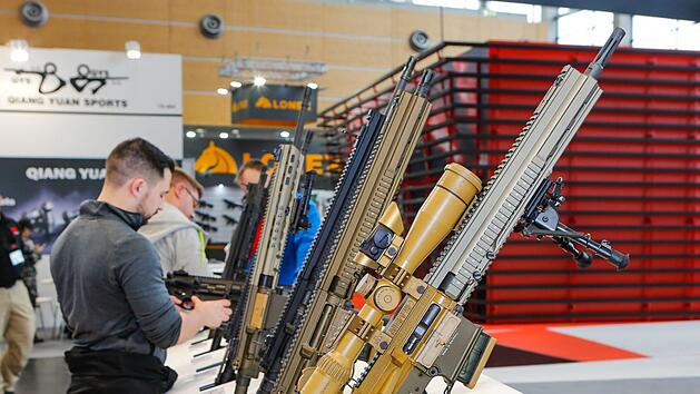 1554 Anbieter    pr&auml;sentierten in N&uuml;rnberg ihre  Pistolen und  Gewehre. Fotos: Matthias Hoch