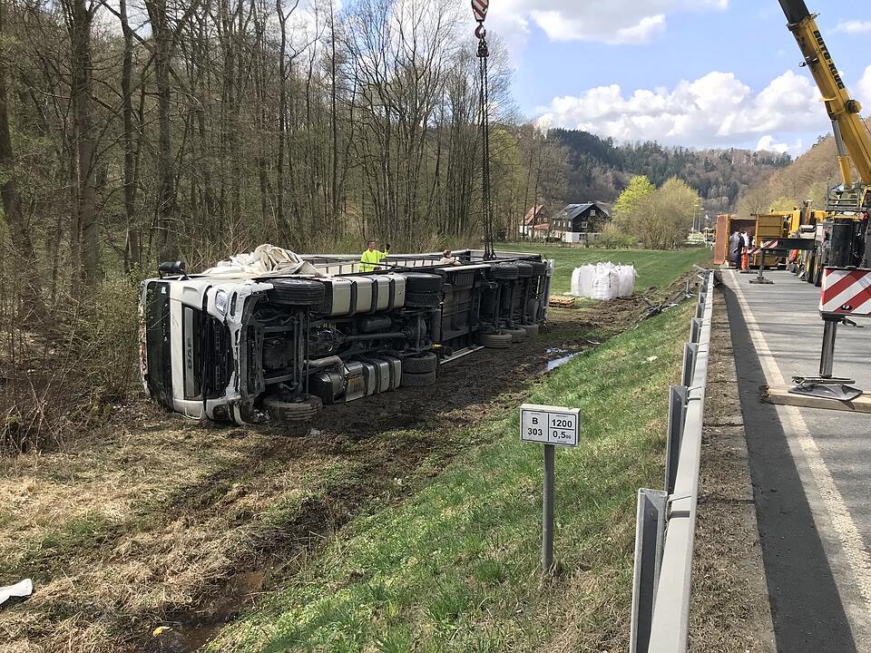 Bad Berneck. Lkw stürzt Abhang hinab