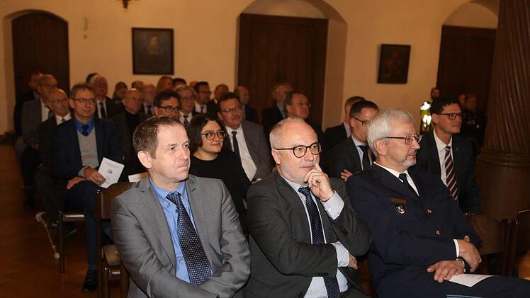 Festgäste (von links): Amtierender Landrat Rainer Mattern, Landgerichtspräsident Anton Lohneis und Udo Skrzypczak, Vizepräsident des Polizeipräsidiums Oberfranken. Foto: Barbara Herbst