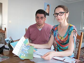 Oleksii Forostianov und seine Frau Yuliia Nihretskul sind am Ende: Aus der Ukraine kommen nur Schreckensnachrichten, Oleksiis Bruder lag nach einem Unfall monatelang im Krankenhaus, Yuliia hat keine Angehörigen mehr dort und ihre Heimatstadt ist in russischer Hand. Trotzdem droht ihnen die Abschiebung. Foto: Ralf Ruppert