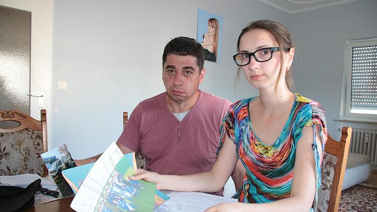 Oleksii Forostianov und seine Frau Yuliia Nihretskul sind am Ende: Aus der Ukraine kommen nur Schreckensnachrichten, Oleksiis Bruder lag nach einem Unfall monatelang im Krankenhaus, Yuliia hat keine Angehörigen mehr dort und ihre Heimatstadt ist in russischer Hand. Trotzdem droht ihnen die Abschiebung. Foto: Ralf Ruppert