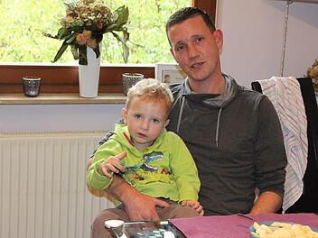 Florian Wildenauer hat gerade alle Hände voll zu tun, den kleinen Quinn zu bändigen. Tochter Marietta ist nämlich erst wenige Tage alt. Foto: Ulrike Müller