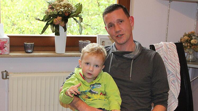 Florian Wildenauer hat gerade alle Hände voll zu tun, den kleinen Quinn zu bändigen. Tochter Marietta ist nämlich erst wenige Tage alt. Foto: Ulrike Müller