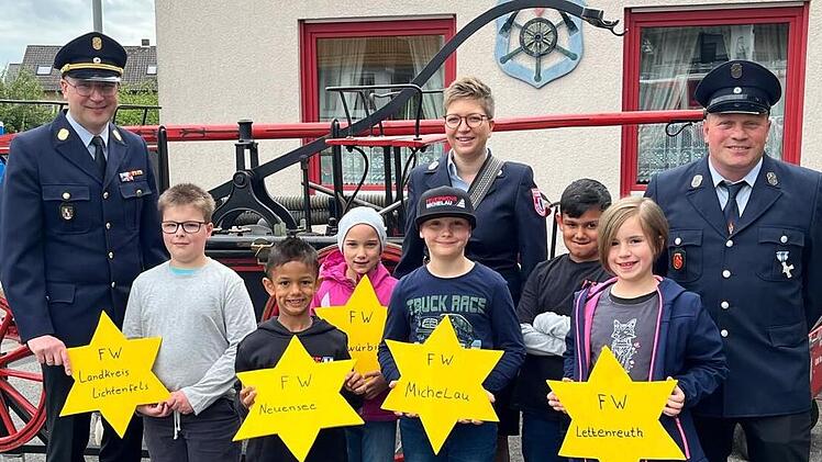 Einen „Erinnerungsstern“ haben die „Michlaarer Feuerwehr-Grüedla“ und ihre Betreuer an Kreisbrandrat Thilo Kraus (links) überreicht.