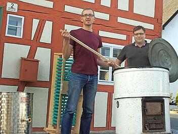 Ob der heutige Sudkessel einst als Wurst- oder Waschkessel diente ist nicht bekannt. Jetzt wird das Teil jedenfalls von Markus Engel und Matthias Rädlein (rechts) genutzt, um das schmackhafte Reichenbach-Hausbier zu brauen.  Fotos: Gabi Arnold