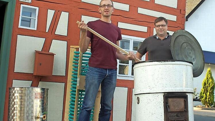 Ob der heutige Sudkessel einst als Wurst- oder Waschkessel diente ist nicht bekannt. Jetzt wird das Teil jedenfalls von Markus Engel und Matthias Rädlein (rechts) genutzt, um das schmackhafte Reichenbach-Hausbier zu brauen.  Fotos: Gabi Arnold