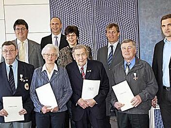 Die Geehrten (untere Reihe von links) Reinhold Hüttner, Hildegard Hönig, Georg Dietz, Manfred Baier mit (obere Reihe von links) Weismains Bürgermeister Udo Dauer, Landrat Christian Meißner, MdL Susann Biedefeld, Altenkunstadts 2. Bürgermeister Georg Deuerling und Michelaus 2. Bürgermeister Dirk Rosenbauer  Foto: Gerda Völk