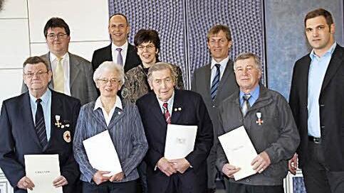 Die Geehrten (untere Reihe von links) Reinhold Hüttner, Hildegard Hönig, Georg Dietz, Manfred Baier mit (obere Reihe von links) Weismains Bürgermeister Udo Dauer, Landrat Christian Meißner, MdL Susann Biedefeld, Altenkunstadts 2. Bürgermeister Georg Deuerling und Michelaus 2. Bürgermeister Dirk Rosenbauer  Foto: Gerda Völk