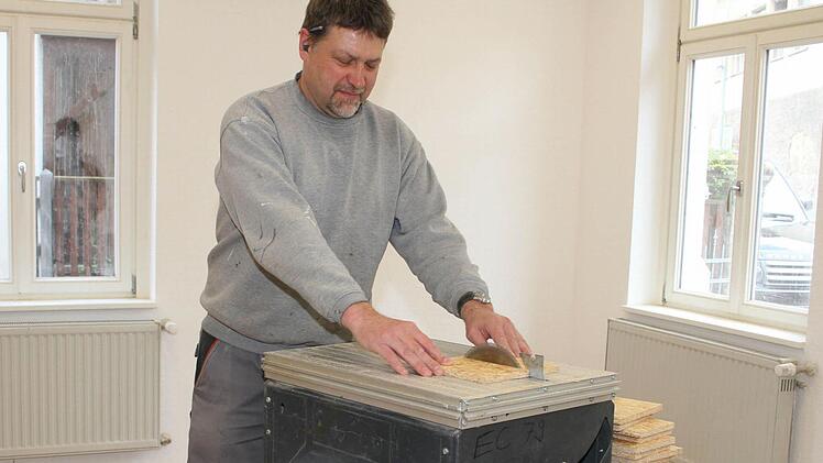 Gerald Weigel erledigt die letzten Feinarbeiten, schon im Mai soll der große Umzug stattfinden.